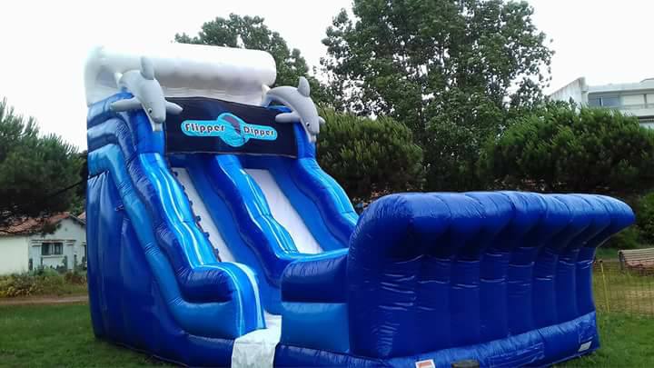 Toboggan Aquatique les enfants glissent et tombent dans une piscine.